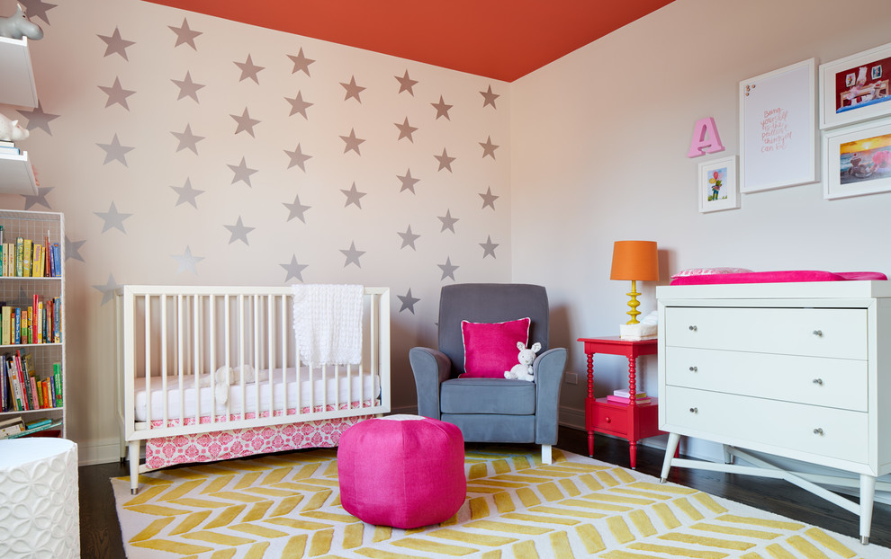 На фото: комната для малыша в стиле неоклассика (современная классика) с белыми стенами, темным паркетным полом и желтым полом для девочки с