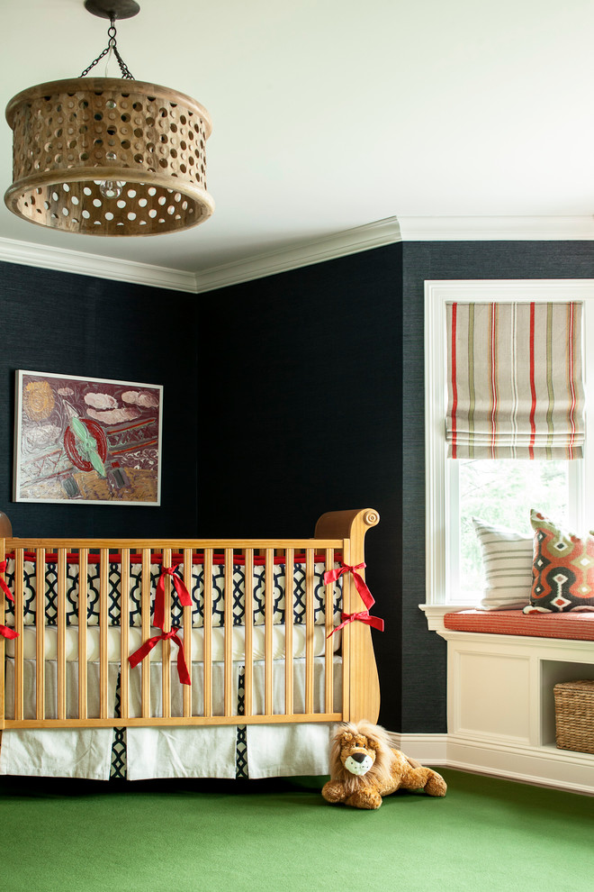Imagen de habitación de bebé neutra tradicional con paredes negras, moqueta y suelo verde