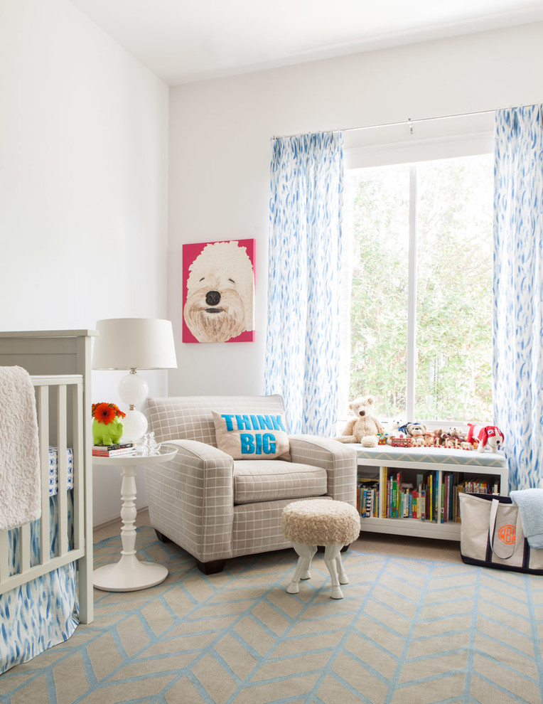 Réalisation d'une chambre de bébé neutre design avec un mur blanc et moquette.