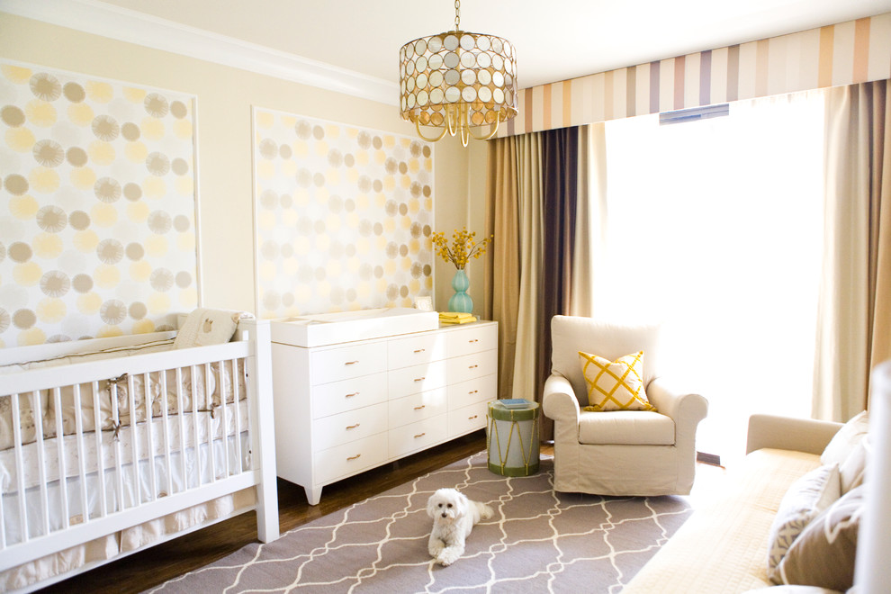Réalisation d'une chambre de bébé neutre tradition avec un mur jaune et parquet foncé.