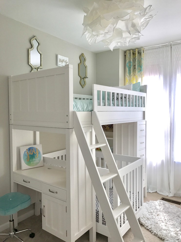 Inspiration pour une petite chambre de bébé neutre style shabby chic avec un mur beige, moquette et un sol beige.