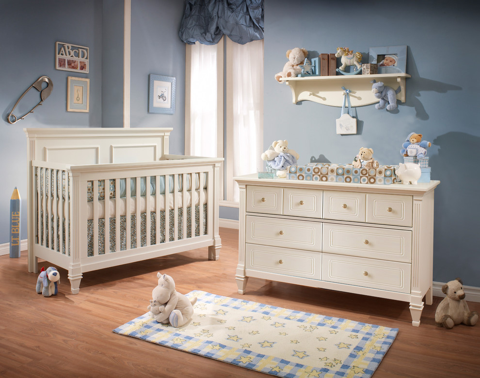 Immagine di una cameretta per neonato minimal con pareti blu e parquet chiaro