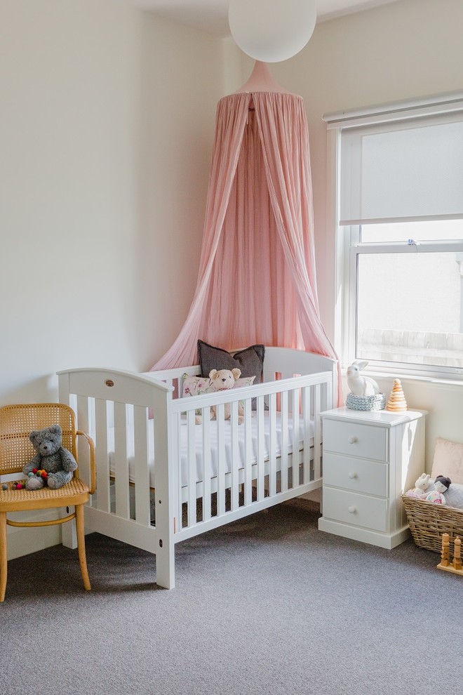 Foto de habitación de bebé niña contemporánea de tamaño medio con paredes blancas, moqueta y suelo gris