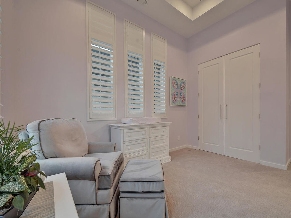 Mittelgroßes Modernes Babyzimmer mit lila Wandfarbe, Teppichboden und beigem Boden in Austin