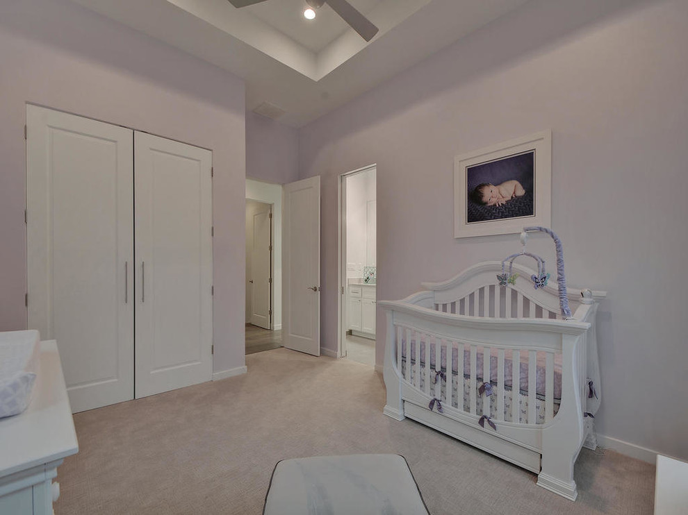 Пример оригинального дизайна: комната для малыша среднего размера в современном стиле с фиолетовыми стенами, ковровым покрытием и бежевым полом для девочки