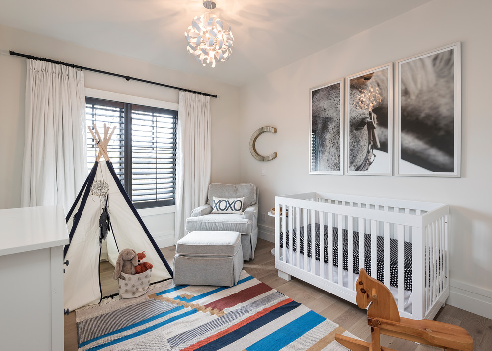 Klassisches Babyzimmer mit beiger Wandfarbe, dunklem Holzboden und braunem Boden in Toronto