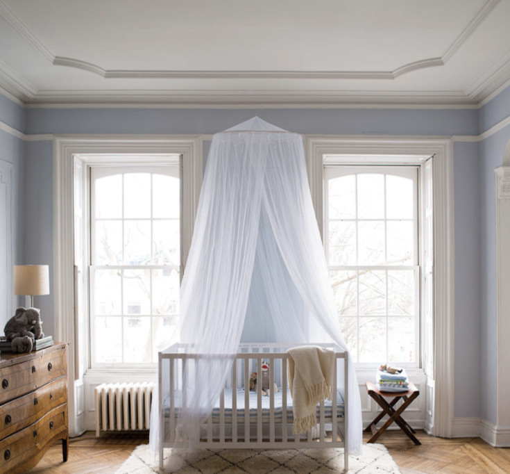 Foto de habitación de bebé neutra clásica de tamaño medio con paredes púrpuras y suelo de madera oscura