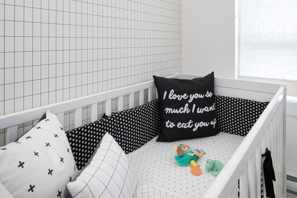 Modelo de habitación de bebé niño moderna pequeña con paredes blancas, moqueta y suelo beige