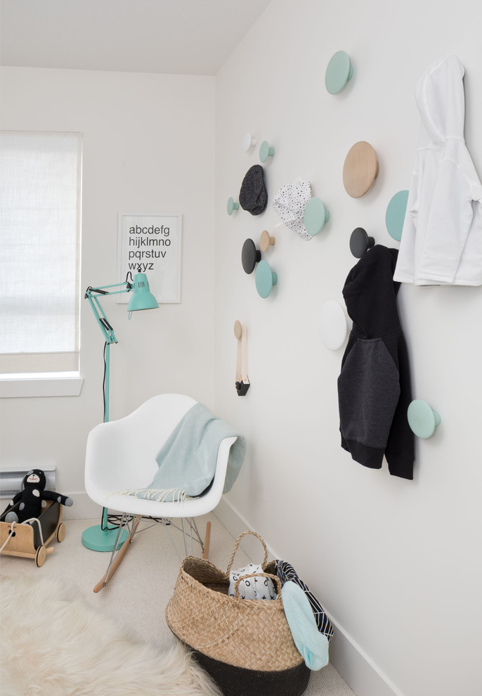 Idée de décoration pour une chambre de bébé garçon minimaliste avec un mur blanc, moquette et un sol beige.