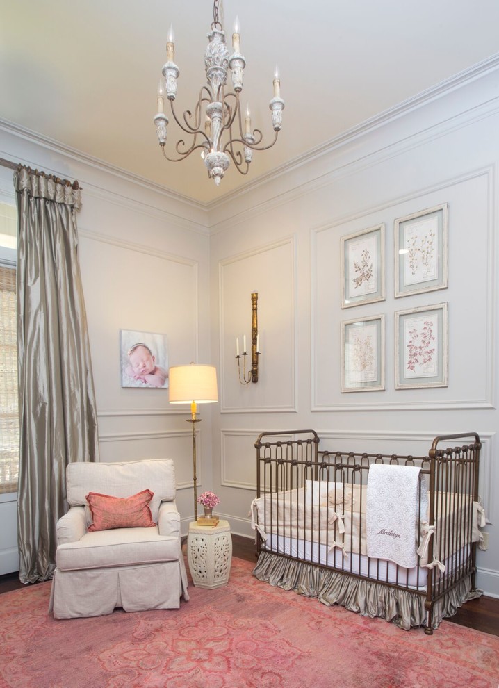 Modelo de habitación de bebé niña tradicional de tamaño medio con paredes blancas y moqueta