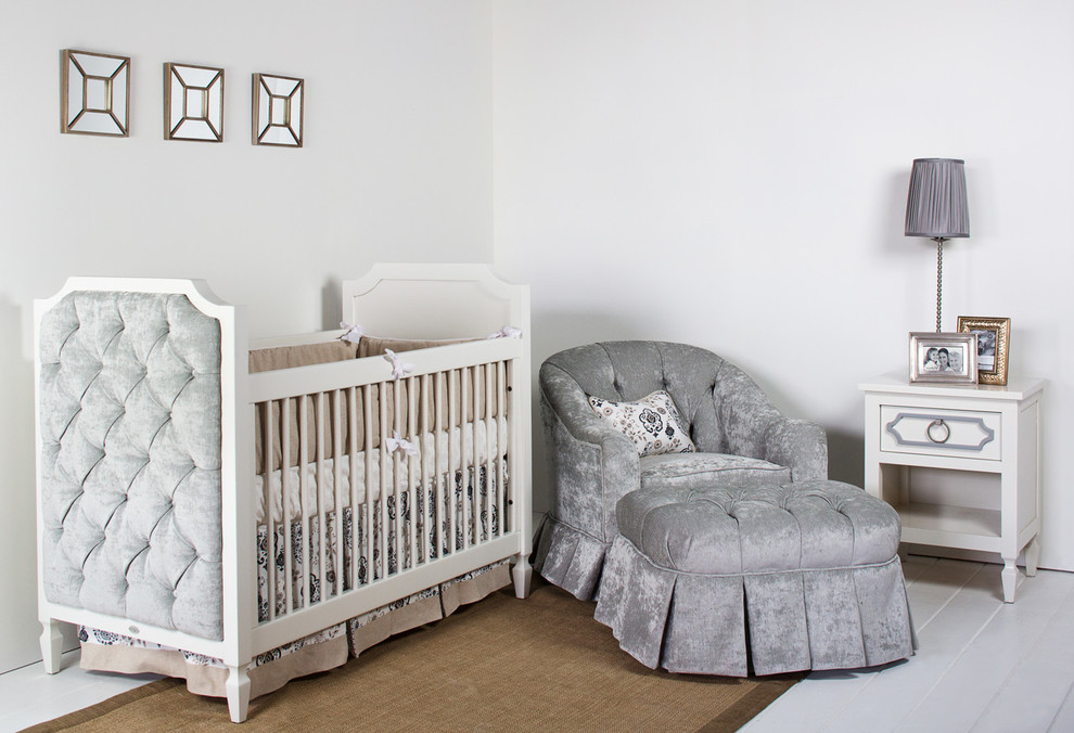 Стильный дизайн: нейтральная комната для малыша среднего размера в стиле неоклассика (современная классика) с серыми стенами и ковровым покрытием - последний тренд