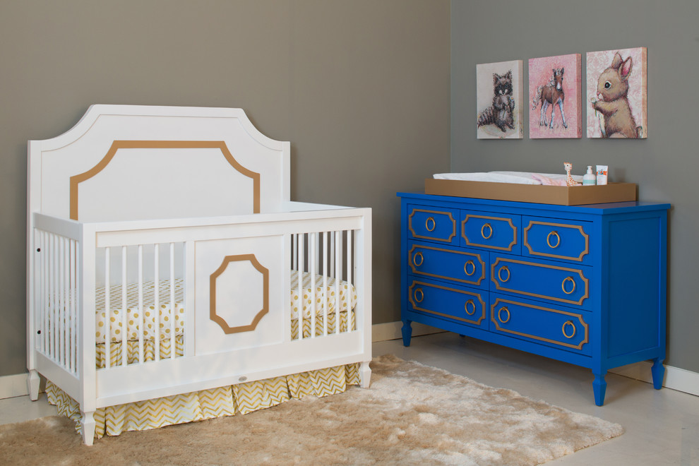 Immagine di una cameretta per neonati neutra minimal di medie dimensioni con pareti beige e moquette
