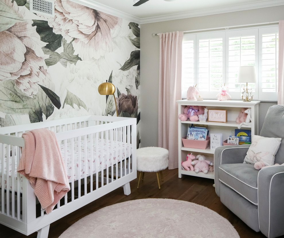 Idées déco pour une chambre de bébé classique avec un mur multicolore, parquet foncé, un sol marron et du papier peint.
