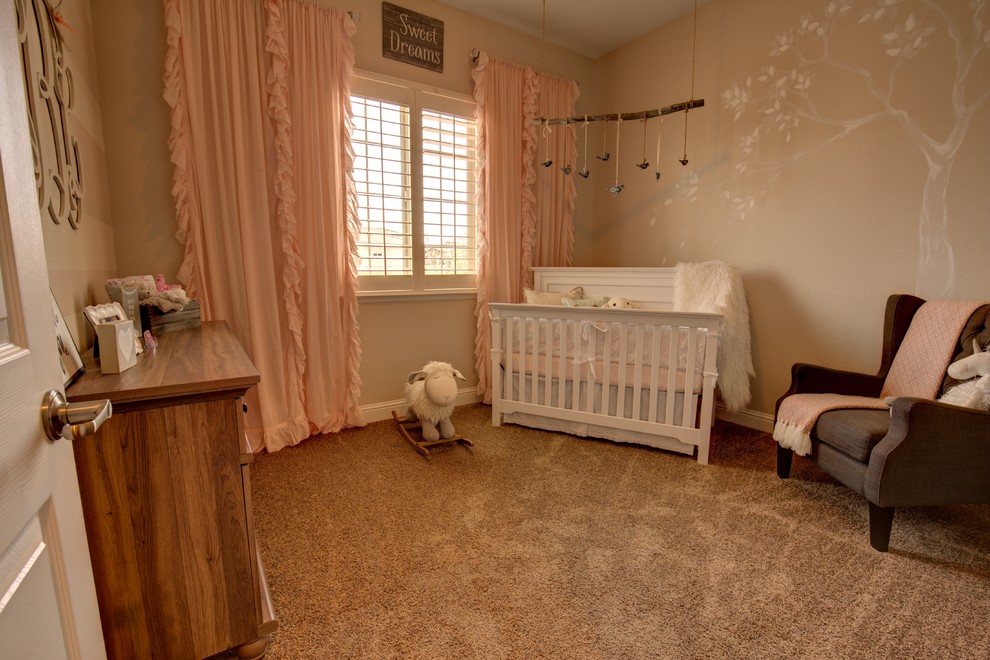 Diseño de habitación de bebé niña campestre con paredes beige