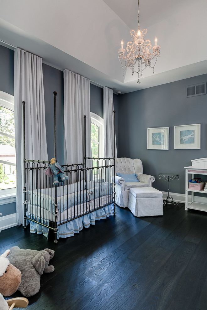 На фото: большая нейтральная комната для малыша в стиле неоклассика (современная классика) с серыми стенами, темным паркетным полом и черным полом