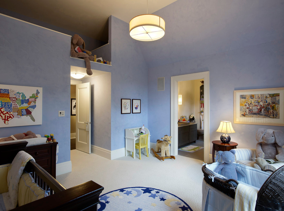 Réalisation d'une grande chambre de bébé garçon tradition avec un mur bleu et moquette.