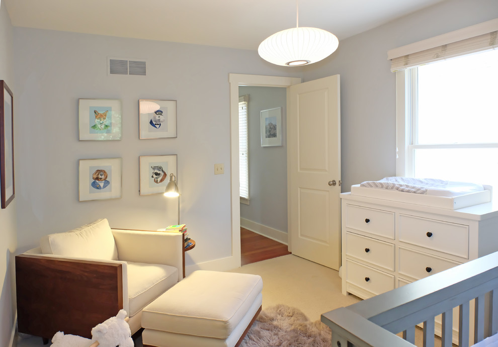 Стильный дизайн: комната для малыша среднего размера в стиле неоклассика (современная классика) - последний тренд