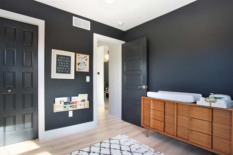 Свежая идея для дизайна: нейтральная комната для малыша среднего размера в скандинавском стиле с черными стенами, светлым паркетным полом и бежевым полом - отличное фото интерьера
