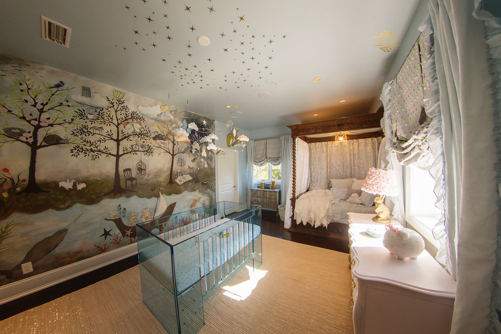 Стильный дизайн: комната для малыша в современном стиле с синими стенами - последний тренд