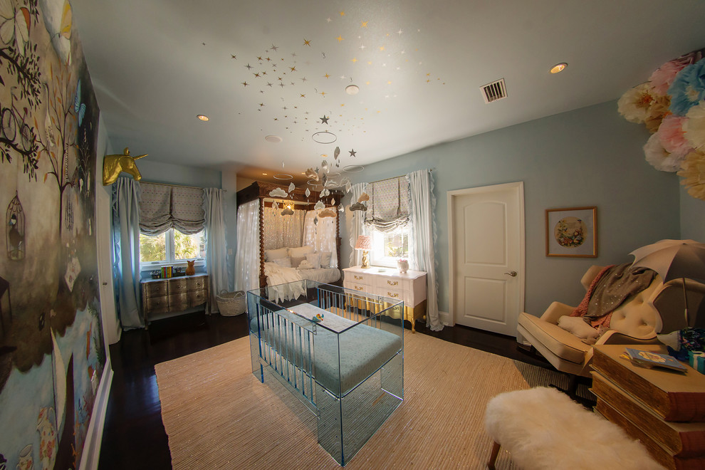 Modernes Babyzimmer mit blauer Wandfarbe und dunklem Holzboden in New Orleans