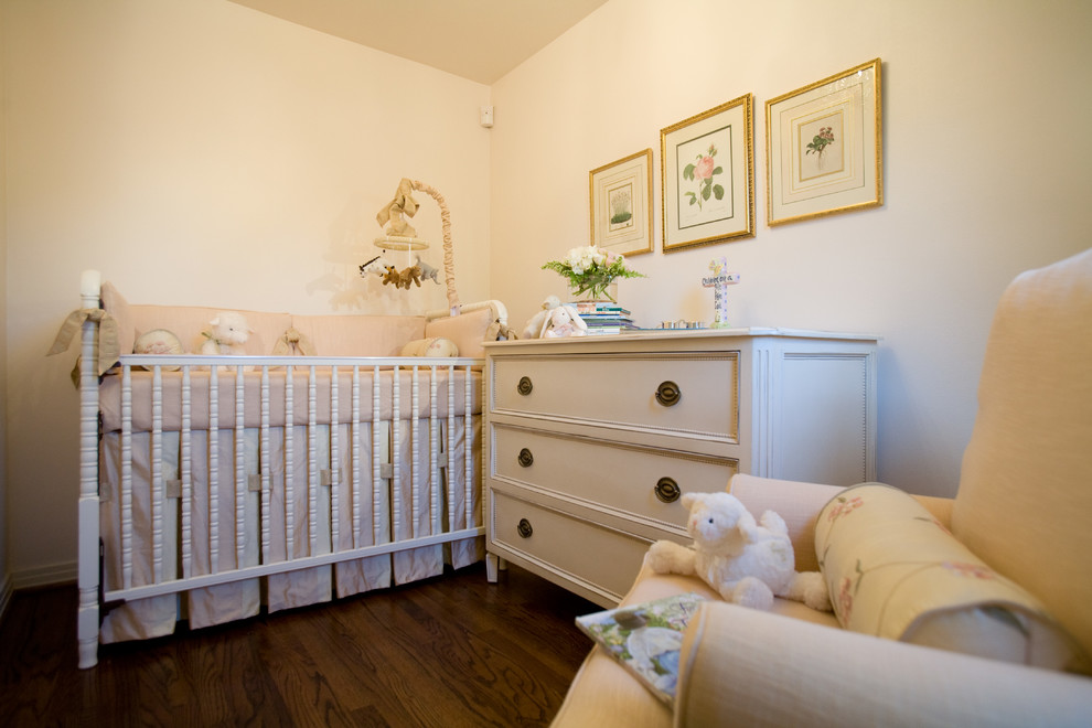 Foto de habitación de bebé neutra moderna de tamaño medio con paredes blancas y suelo de madera oscura