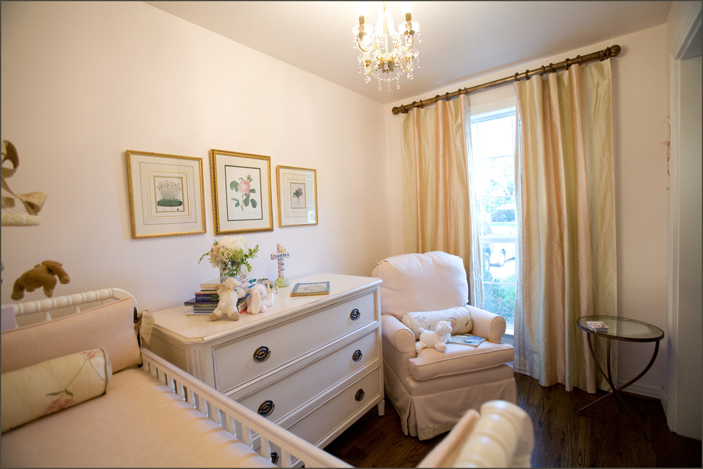 Cette photo montre une chambre de bébé neutre moderne de taille moyenne avec un mur blanc et parquet foncé.