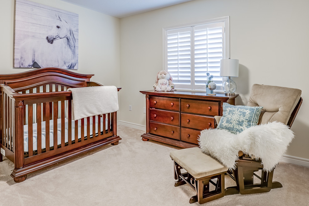 На фото: комната для малыша среднего размера в современном стиле с белыми стенами, ковровым покрытием и бежевым полом для мальчика