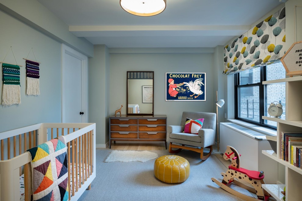 Foto de habitación de bebé neutra clásica renovada con paredes grises, suelo de madera clara y suelo beige