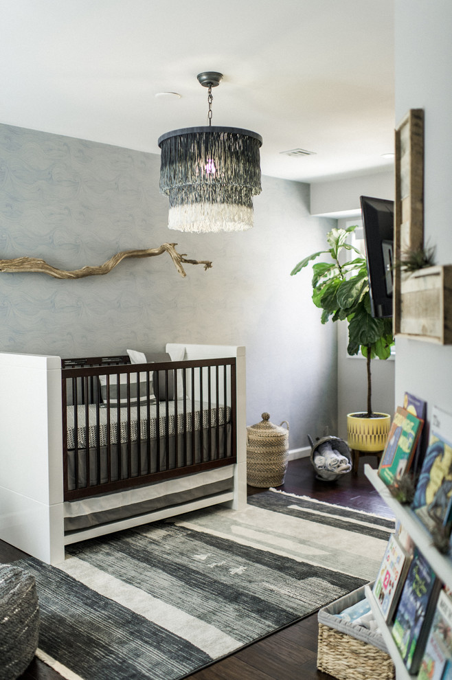 Идея дизайна: комната для малыша среднего размера в морском стиле с серыми стенами, темным паркетным полом и коричневым полом для мальчика