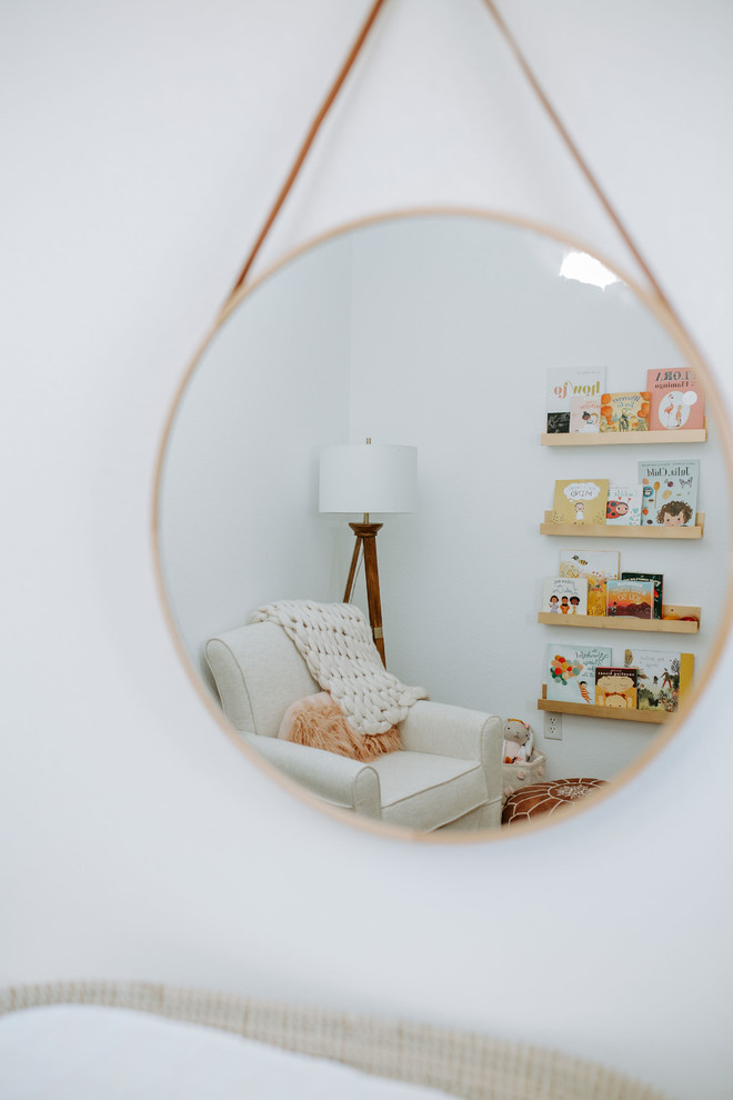 Imagen de habitación de bebé niña ecléctica de tamaño medio con paredes blancas, suelo de madera oscura y suelo marrón