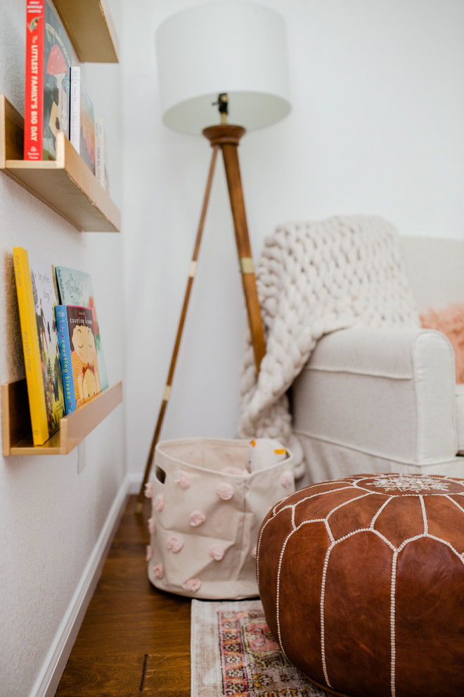 Mittelgroßes Stilmix Babyzimmer mit weißer Wandfarbe, dunklem Holzboden und braunem Boden in Denver