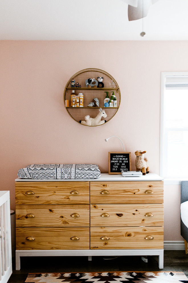 Пример оригинального дизайна: маленькая комната для малыша в стиле фьюжн с розовыми стенами и полом из ламината для на участке и в саду, девочки