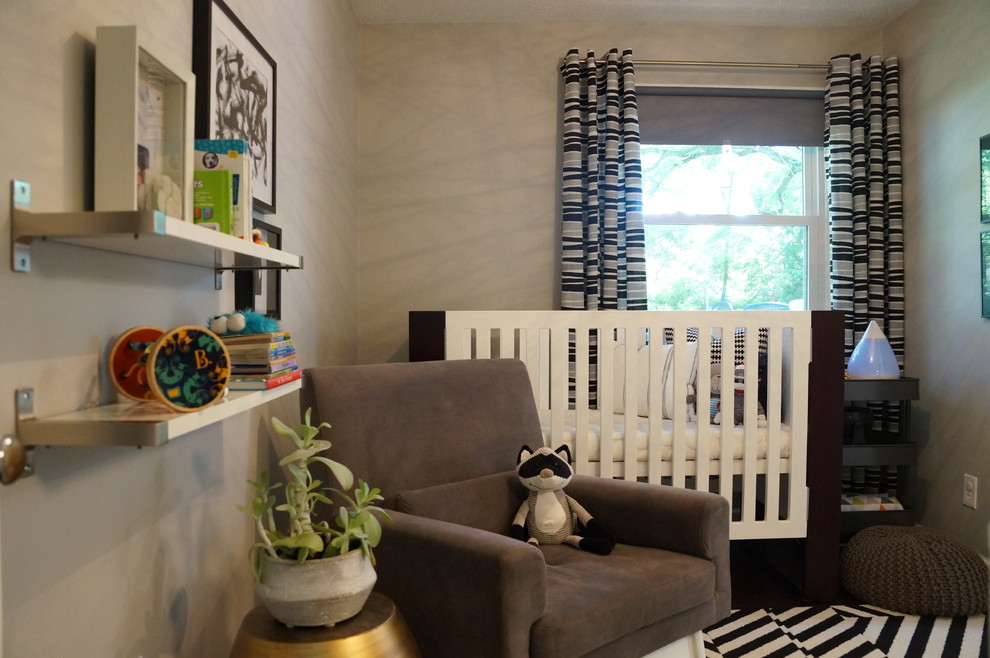 Cette image montre une petite chambre de bébé neutre minimaliste avec un mur gris.