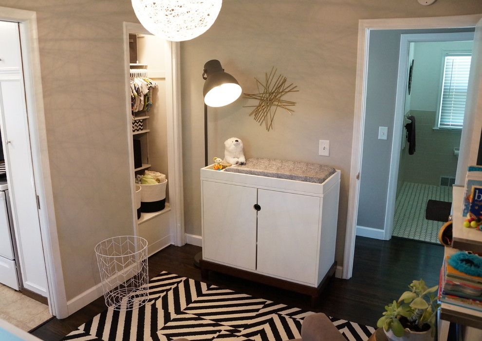 Kleines, Neutrales Modernes Babyzimmer mit grauer Wandfarbe und dunklem Holzboden in Minneapolis