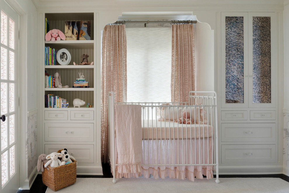 ミネアポリスにある中くらいな地中海スタイルのおしゃれな赤ちゃん部屋 (白い壁、濃色無垢フローリング、茶色い床) の写真