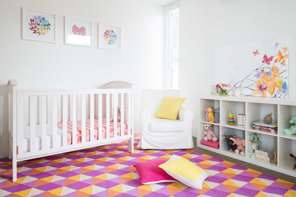 Ispirazione per una cameretta per neonata contemporanea di medie dimensioni con pareti bianche, moquette e pavimento multicolore