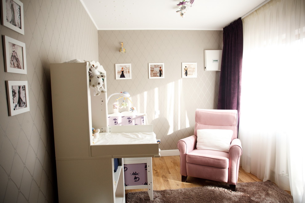 На фото: комната для малыша в стиле неоклассика (современная классика) с серыми стенами и светлым паркетным полом для девочки с