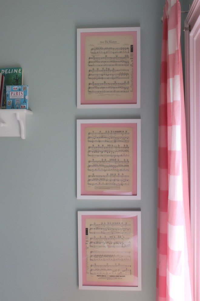 На фото: комната для малыша среднего размера в классическом стиле с серыми стенами и паркетным полом среднего тона для девочки