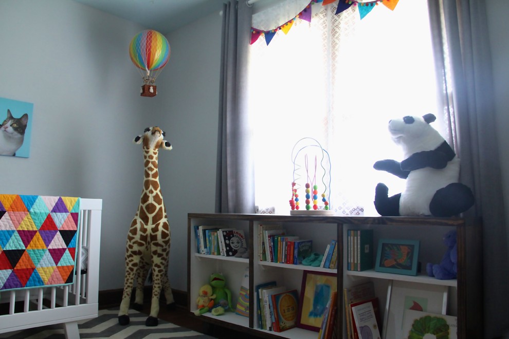 Стильный дизайн: нейтральная комната для малыша среднего размера в классическом стиле с серыми стенами, темным паркетным полом и коричневым полом - последний тренд