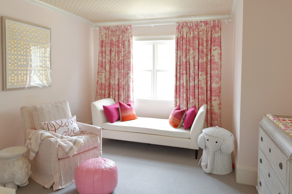 Mittelgroßes Klassisches Babyzimmer mit rosa Wandfarbe, Teppichboden und beigem Boden in Boston