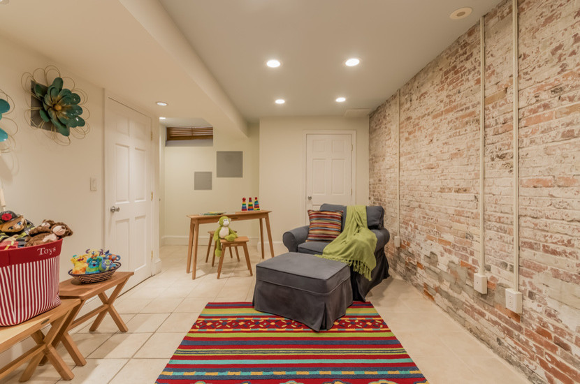 Foto de habitación de bebé neutra urbana grande con paredes blancas, suelo de baldosas de cerámica y suelo beige