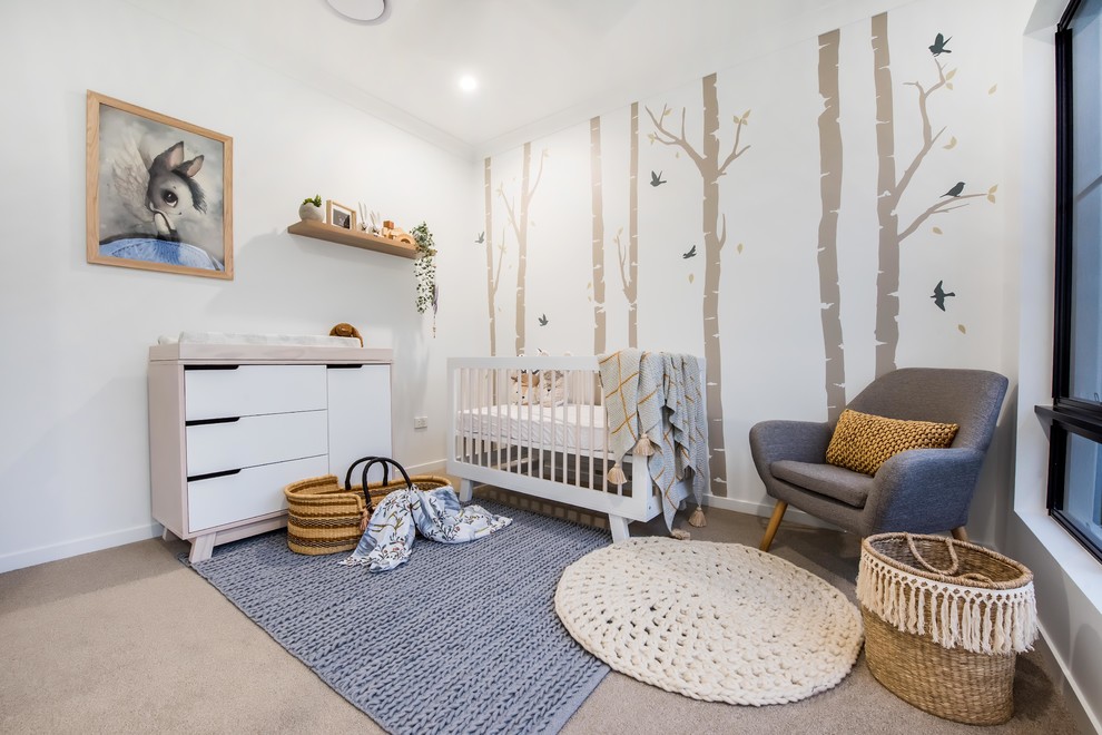 На фото: нейтральная комната для малыша среднего размера в современном стиле с белыми стенами, ковровым покрытием, серым полом и обоями на стенах