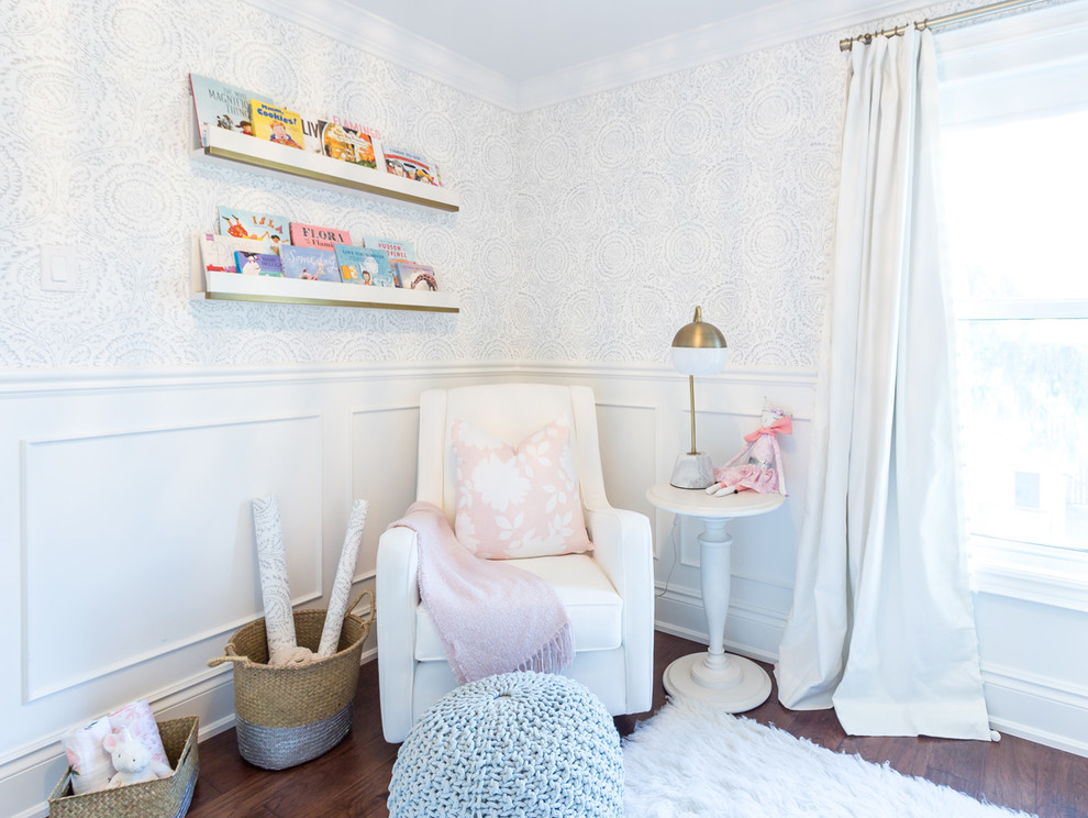 Ispirazione per una grande cameretta per neonata chic con pareti bianche, parquet scuro e pavimento marrone