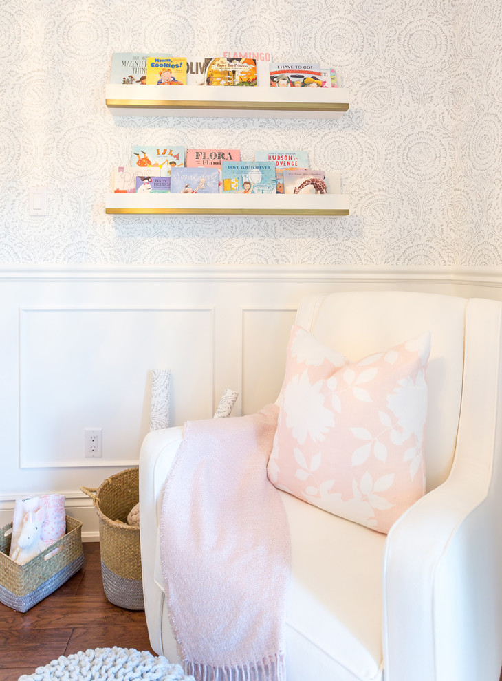 Cette image montre une grande chambre de bébé fille traditionnelle avec un mur blanc, parquet foncé et un sol marron.