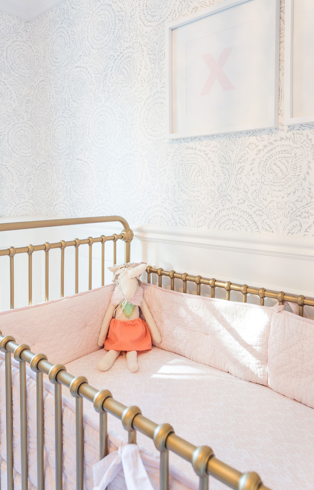 Idées déco pour une grande chambre de bébé fille classique avec un mur blanc, parquet foncé et un sol marron.