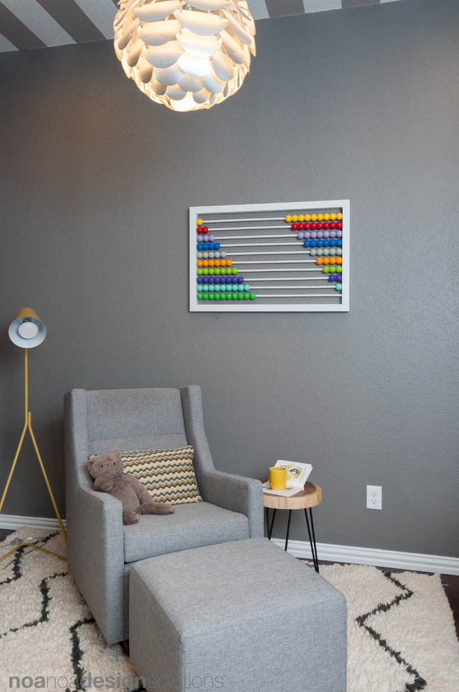 Inspiration pour une petite chambre de bébé garçon minimaliste avec un mur gris et parquet foncé.