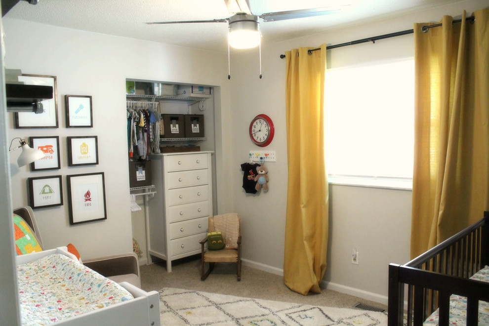 Kleines Modernes Babyzimmer mit grauer Wandfarbe, Teppichboden und beigem Boden in St. Louis