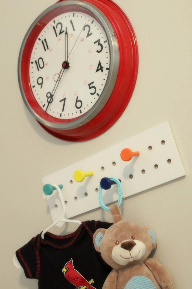 Foto di una piccola cameretta per neonato contemporanea con pareti grigie, moquette e pavimento beige
