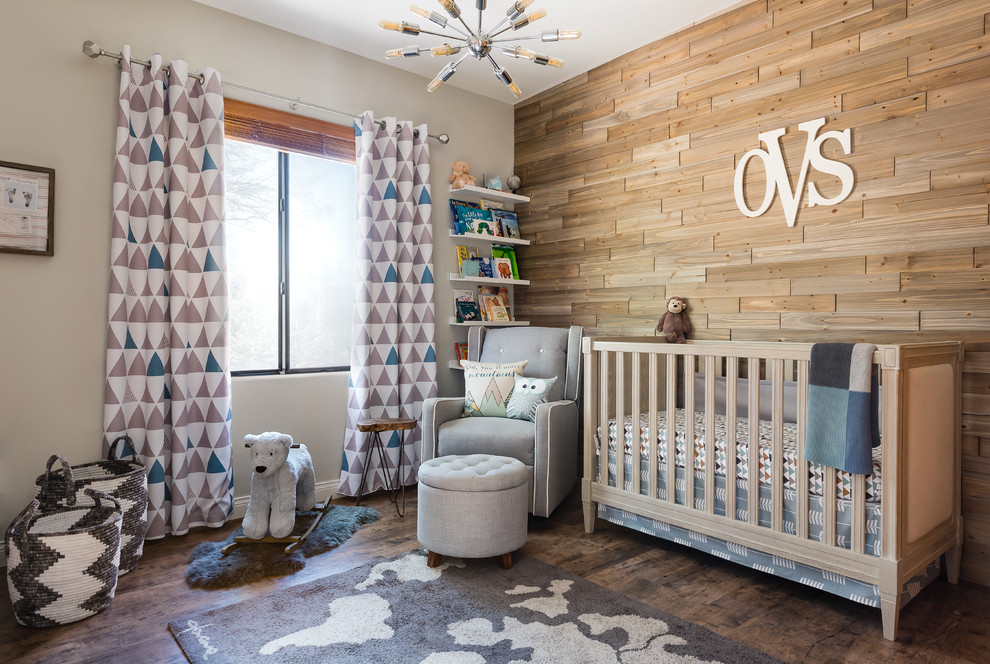 フェニックスにあるトランジショナルスタイルのおしゃれな赤ちゃん部屋 (グレーの壁、濃色無垢フローリング、男女兼用、茶色い床) の写真