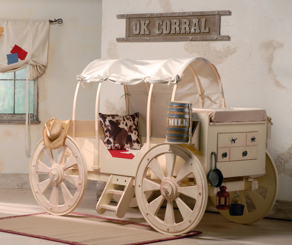 Imagen de habitación de bebé niño clásica renovada pequeña con paredes beige, suelo de madera clara y suelo beige